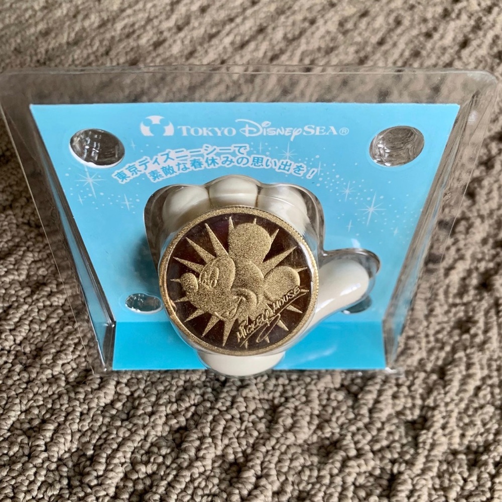 EXTREMELY RARE Disney coin + glove: MICKEY MOUSE